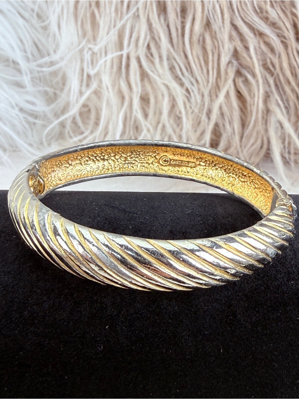 Vintage Castlecliff Goldtone Silvertone Ribbed Hinged Bangle Bracelet - Picture 9 of 10